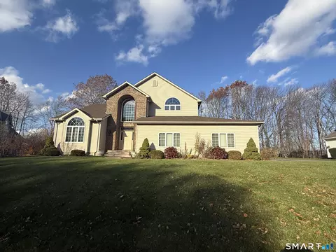 124 Suncrest Ct, Torrington, CT 06790