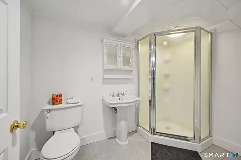 Bath - 8 Ernel Dr, Riverside, CT 06878 photo 3 of 3