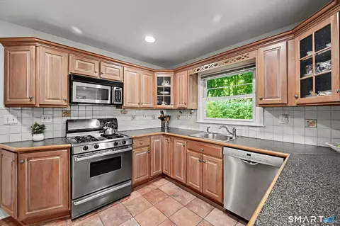 Kitchen - 8 Ernel Dr, Riverside, CT 06878 photo 3 of 4