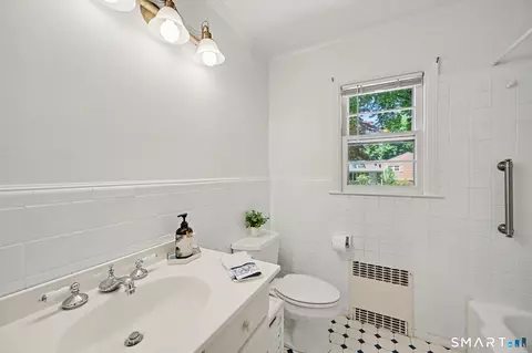 Bath - 8 Ernel Dr, Riverside, CT 06878 photo 1 of 3