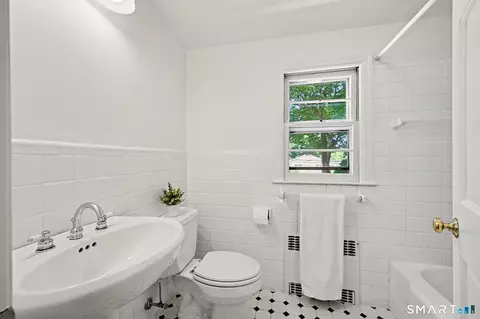 Bath - 8 Ernel Dr, Riverside, CT 06878 photo 2 of 3