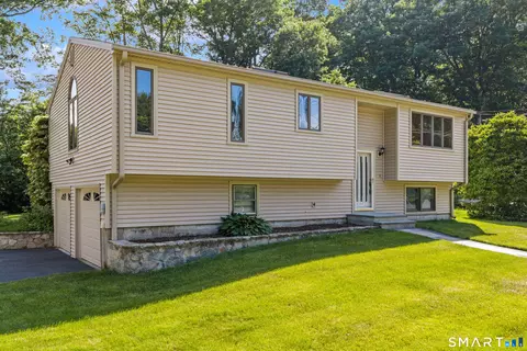 3 Hawley Dr, Ansonia, CT 06401