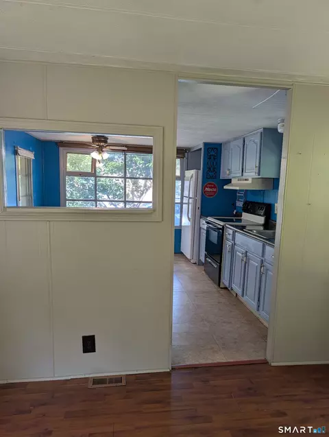 32 Breezy Ln, Quinebaug, CT 06262 photo 3