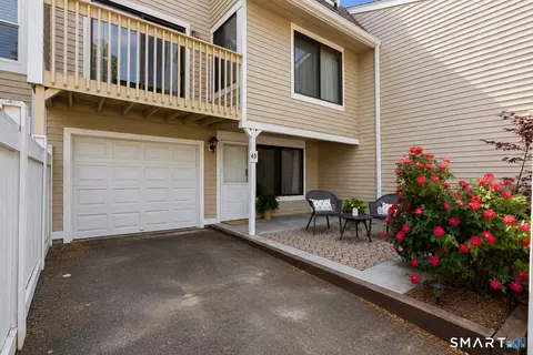 65 Peddlars Dr #65, Branford, CT 06405