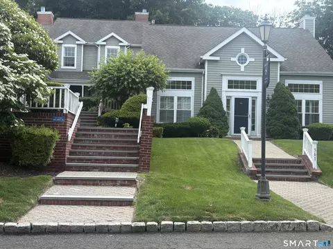 359 Hadley Dr #359, Trumbull, CT 06611