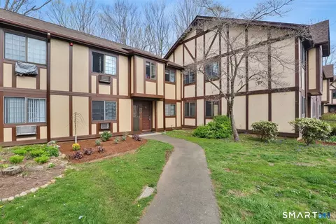 215 Foxwood Ln #215, Milford, CT 06461