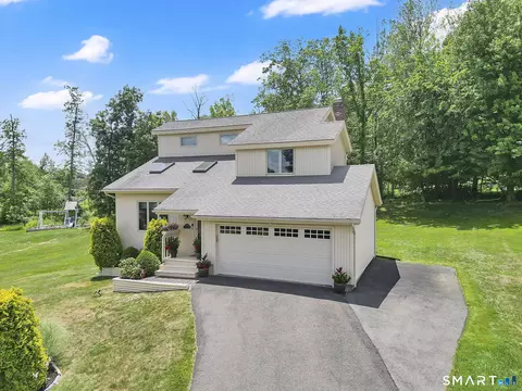 Exterior - 18 Harnish Ln, Wallingford, CT 06492 photo 2 of 10