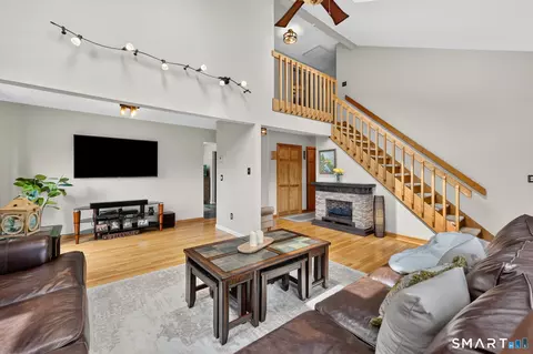 Living - 18 Harnish Ln, Wallingford, CT 06492 photo 3 of 4