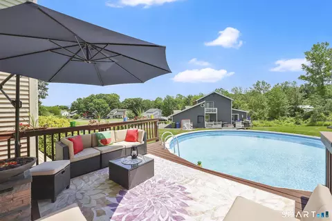 Exterior - 18 Harnish Ln, Wallingford, CT 06492 photo 5 of 10