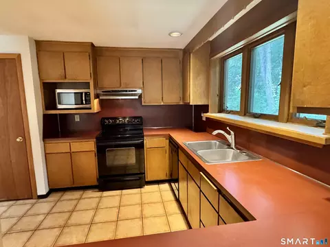 Kitchen - 82 Timothy Ter, Windsor, CT 06095 photo 2 of 2