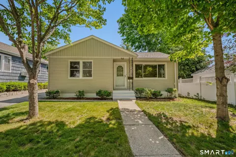 62 Lester St, New London, CT 06320