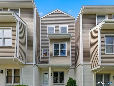 71 Cobblestone Dr #71, Groton, CT 06340