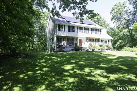 18 Hickory Ln, New Fairfield, CT 06812