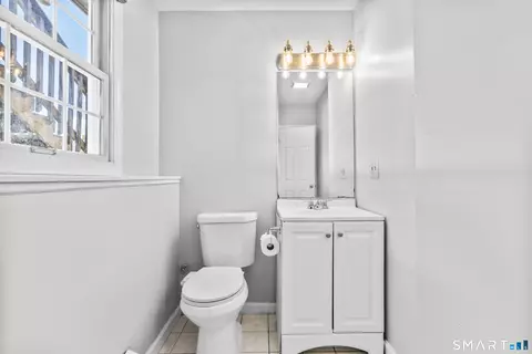 Bath - 39 Joseph Ln, Hamden, CT 06514 photo 3 of 4