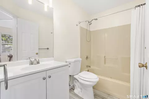Bath - 39 Joseph Ln, Hamden, CT 06514 photo 2 of 4