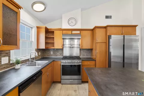 Kitchen - 39 Joseph Ln, Hamden, CT 06514 photo 1 of 4