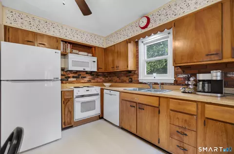 Kitchen - 17 Hunters Path, Clinton, CT 06413 photo 1 of 3