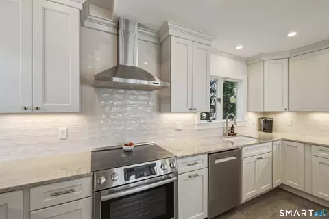 Kitchen - 31 Sols Point Rd, Clinton, CT 06413 photo 4 of 5