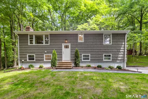 9 New Light Dr, Danbury, CT 06810