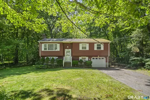 45 Partridge Hollow Rd, Gales Ferry, CT 06335