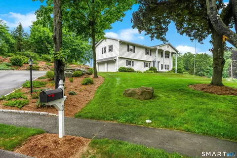 1 Woodchuck Ct W, Norwalk, CT 06854