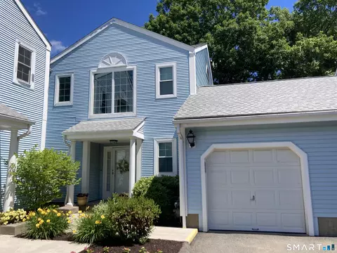 104 Redstone Cir #104, Rocky Hill, CT 06067