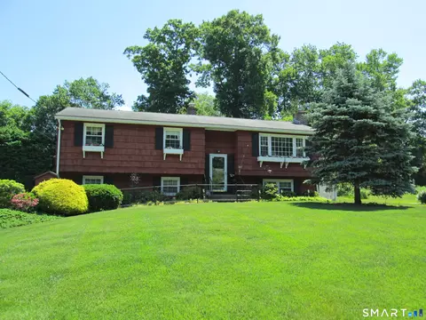 109 Wedgewood Dr, Naugatuck, CT 06770