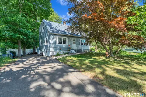 Exterior - 211 Maple Ave, North Haven, CT 06473 photo 2 of 6