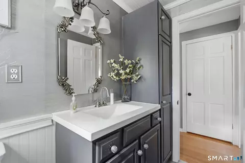 Bath - 4 Ireland Rd, Wethersfield, CT 06109 photo 2 of 5