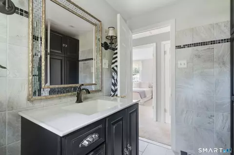 Bath - 4 Ireland Rd, Wethersfield, CT 06109 photo 4 of 5