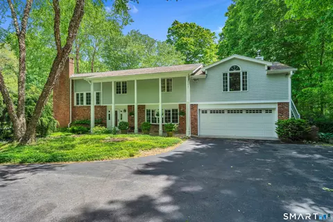 3 Naomi Ln, East Lyme, CT 06333