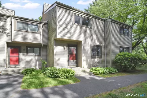 19 E Greenbriar Dr, Farmington, CT 06032