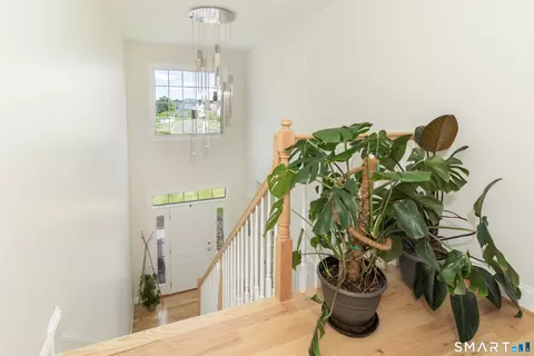Entry Way - 2 Iris Ct, Cromwell, CT 06416 photo 4 of 5