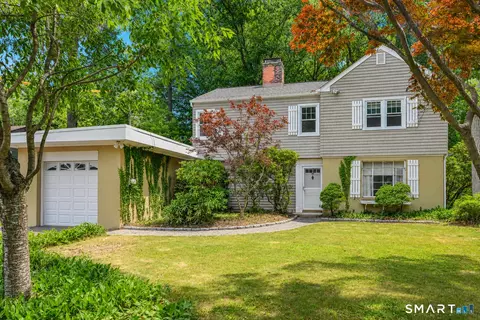 39 Woodbine Cir, Bridgeport, CT 06606