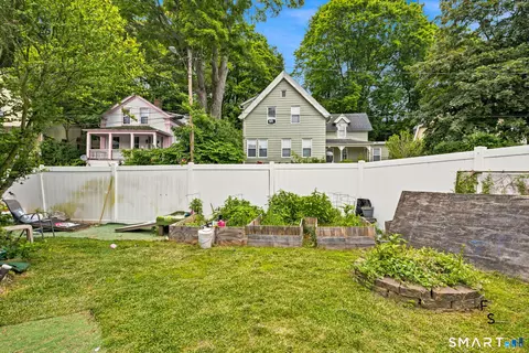 Exterior - 182 Broad St, Norwich, CT 06360 photo 5 of 6