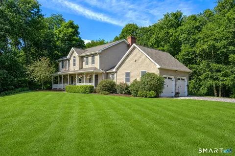 8 Bristle Ln, Sandy Hook, CT 06482