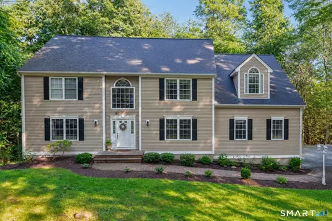 29 Narragansett Trl, Sandy Hook, CT 06482