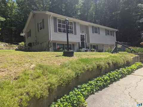 97 Kapitulik Rd, North Grosvenor Dale, CT 06255
