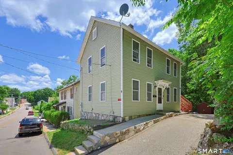 9 Hickory St, Norwich, CT 06360
