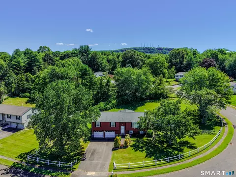 55 Hacienda Cir, Plantsville, CT 06479