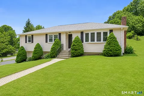 4 Pierson Dr, West Haven, CT 06516