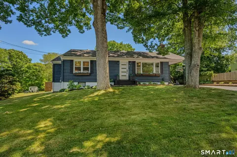 9 Hilltop Ter, Waterford, CT 06385