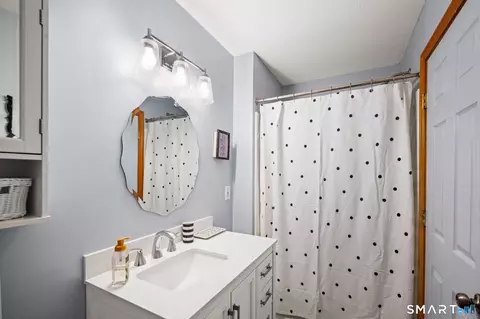Bath - 20 Partridge Ct #20, Windsor Locks, CT 06096 photo 3 of 5