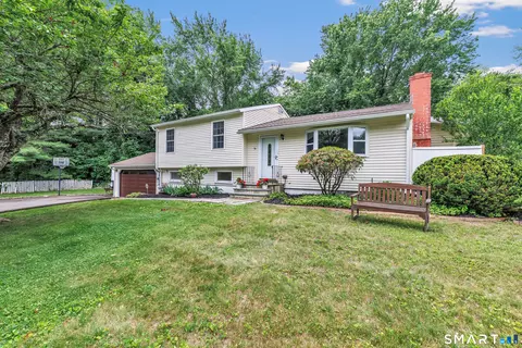 17 Woodlawn Rd, Monroe, CT 06468