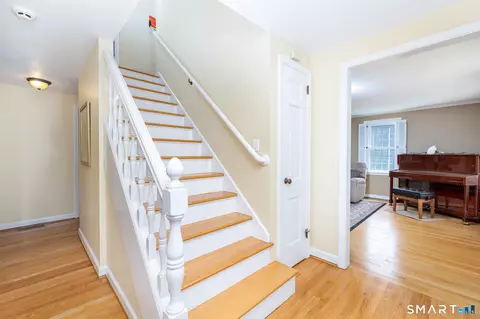Entry Way - 7 Lantern Ln, Wethersfield, CT 06109 photo 4 of 5