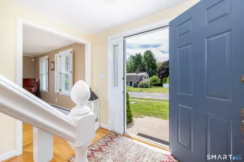 Entry Way - 7 Lantern Ln, Wethersfield, CT 06109 photo 1 of 5