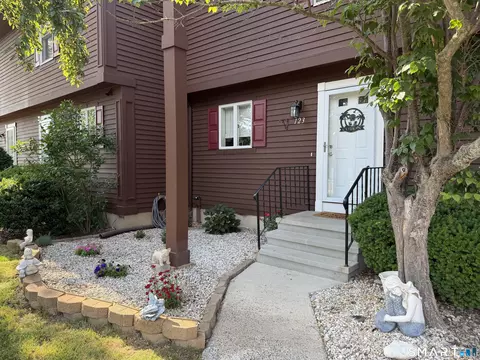 123 Candlewood Dr #123, Enfield, CT 06082