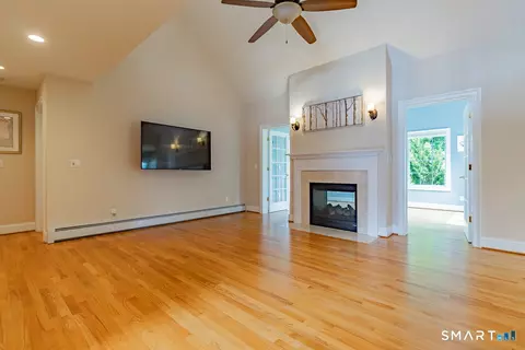Living - 9 Streamside Ln #9, Berlin, CT 06037 photo 3 of 5