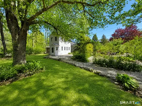 77 N High St, Clinton, CT 06413
