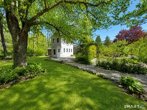 77 N High St, Clinton, CT 06413